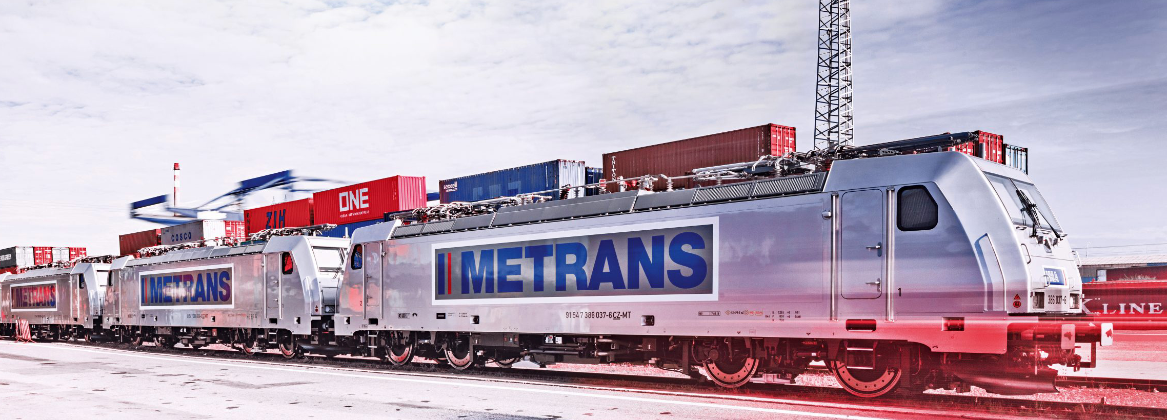 Drei Triebfahrzeuge der Baureihe 386 der Metrans in einem Terminal